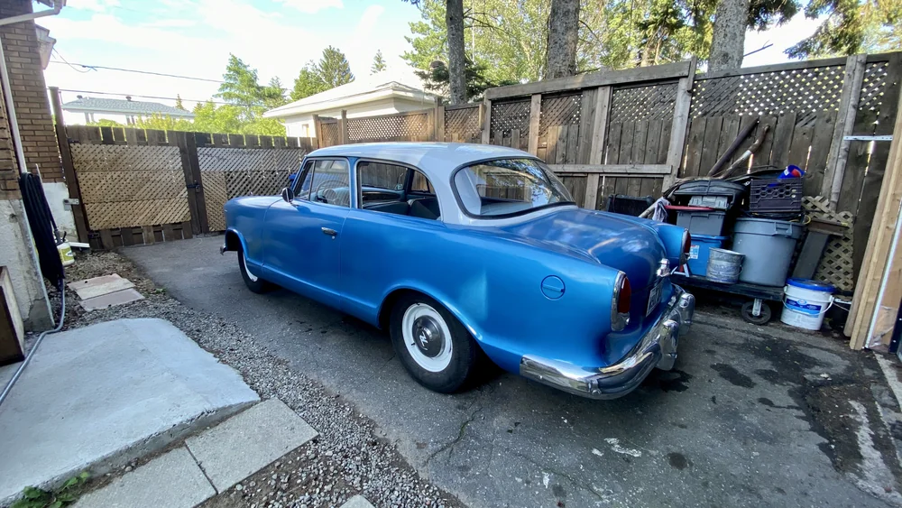 Volvo classique bleue et blanche vue de trois quarts arrière